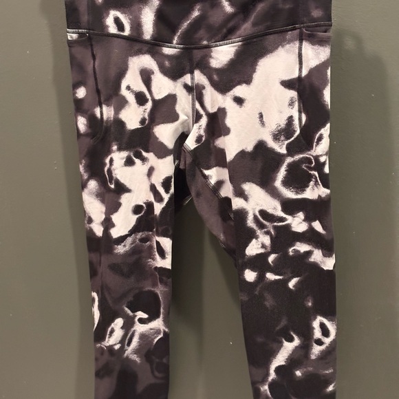 Under Armour High Rise Tie Dye Leggings Black White Ink Wash Size Large - Picture 2 of 15